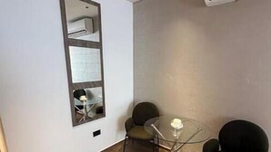 Unclassified image, 3 of 19, button - Swizzlodge Apartment (Accra)