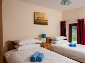 Travel cot, free WiFi, bed sheets - 4 Bed in Llandovery (oc-bn208) (Llanfair-ar-y-Bryn)