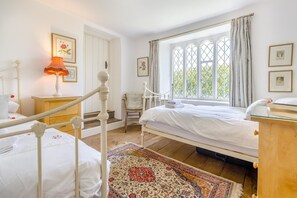 A bedroom with a four-poster bed, a bedside table, a chair, a window with curtains, and a rug. - 2 Bed in Hay-on-wye (oc-bn226) (Clifford)