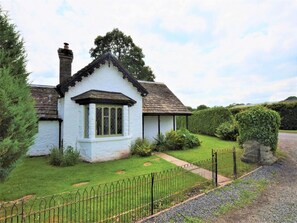 A white house with a black roof, a chimney, and a small garden with a fence. - 2 Bed in Hay-on-wye (oc-bn226) (Clifford)