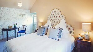 A bedroom with a large bed, a chair, a small table, and a lamp. - 1 Bed in Kington (oc-42939) (Huntington)