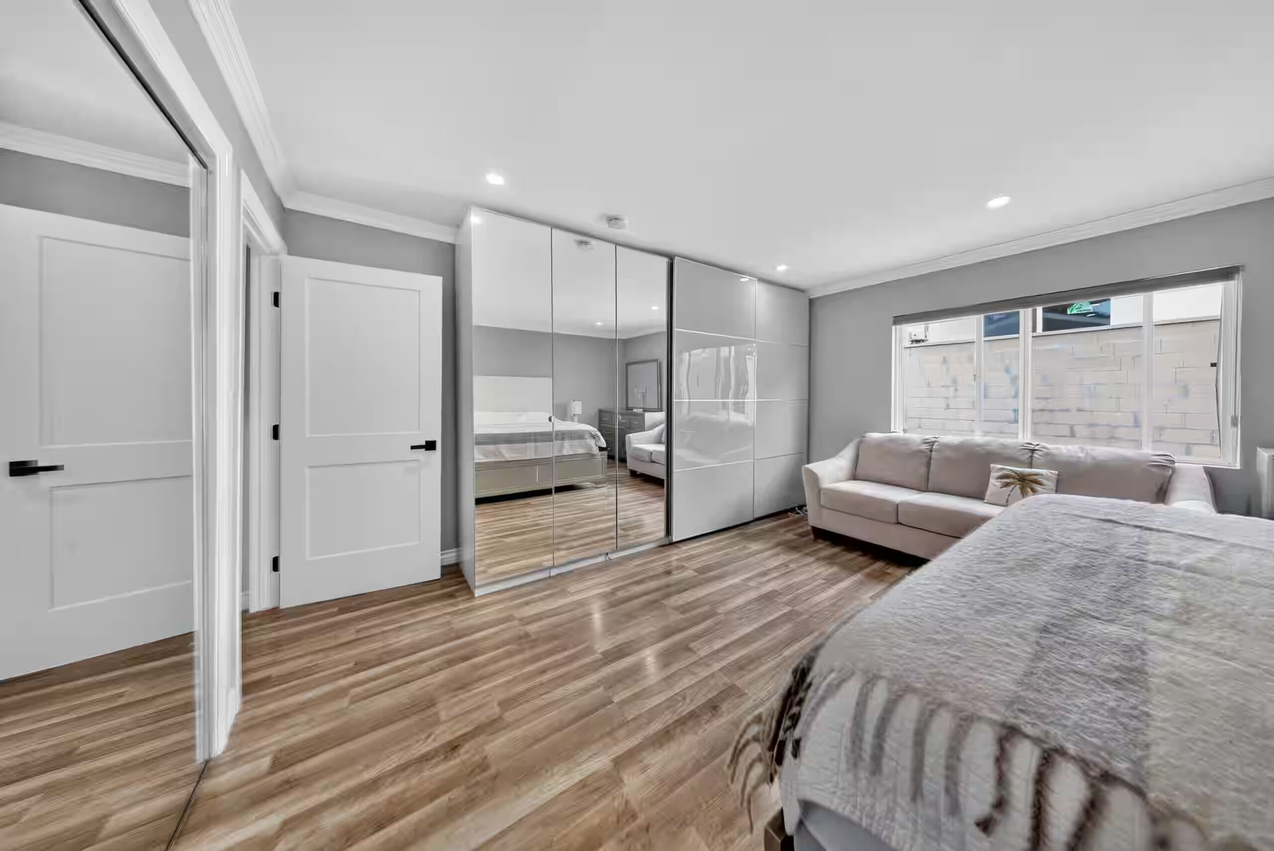 3 habitaciones, tabla de planchar con plancha, wifi y ropa de cama 