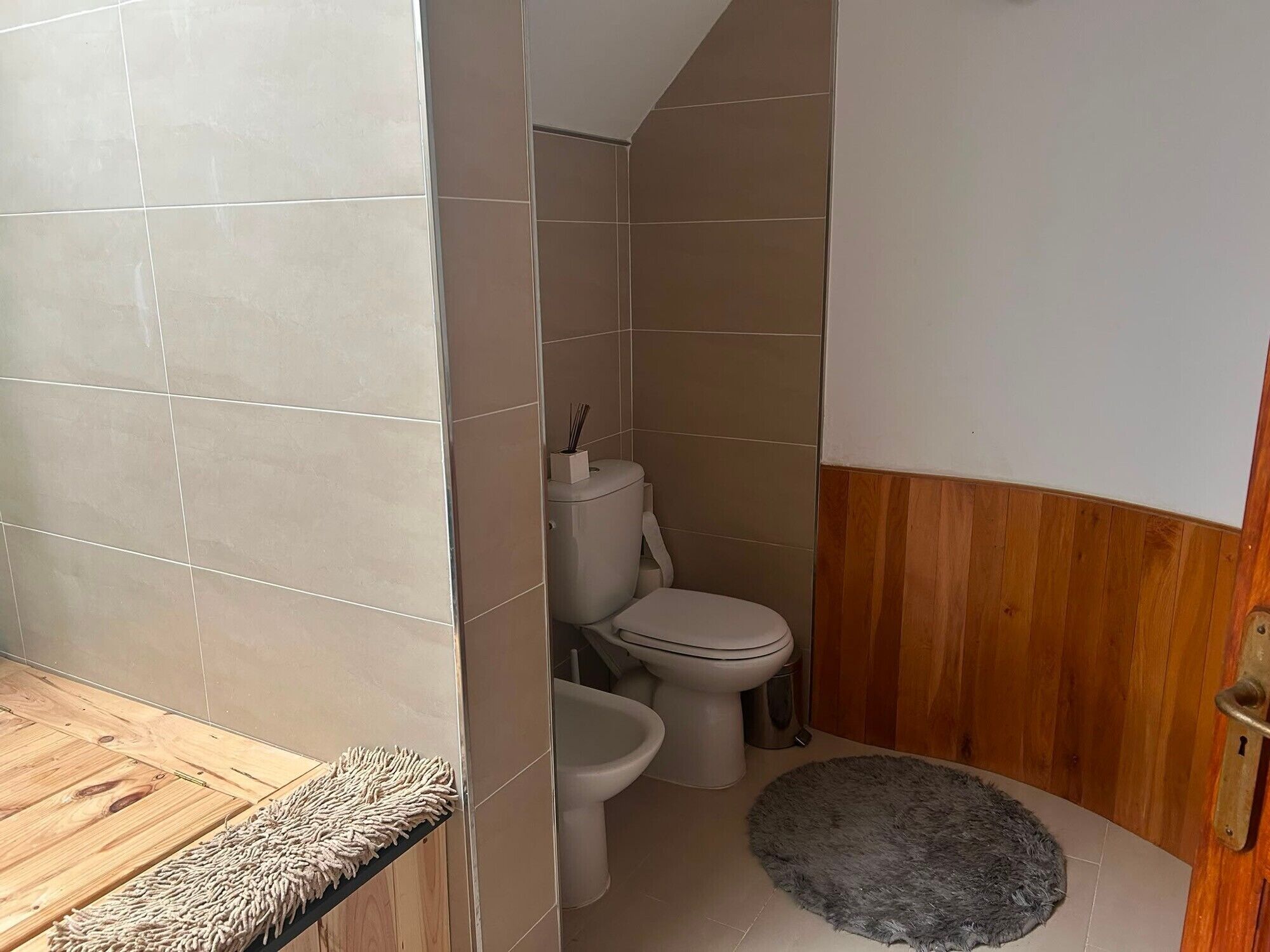 Douche, sèche-cheveux, serviettes fournies