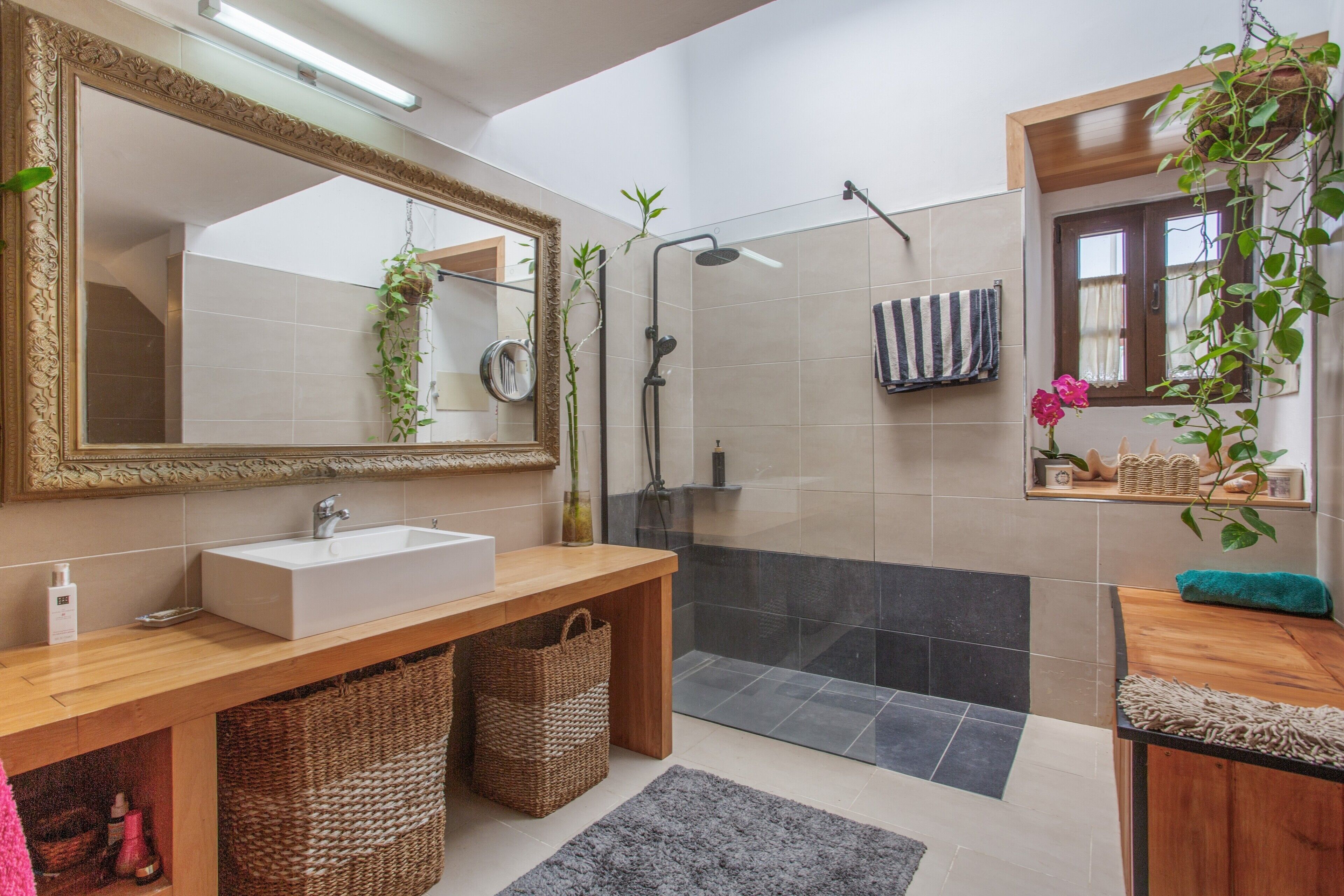Shower, hair dryer, towels