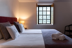 A hotel room with two beds, a window, a lamp, and a chair. - Casa Rosa Chalet with Shared Pool, Wi-Fi and Air Conditioning (São João da Pesqueira)