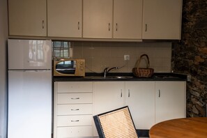 Private kitchen - Chalet 'Casa Verde' with Shared Pool, Wi-Fi and Air Conditioning (São João da Pesqueira)