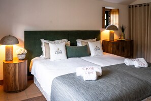 A neatly made bed with white bedding and pillows, a green headboard, and two bedside tables with lamps and decorative items. - Chalet 'Casa Verde' with Shared Pool, Wi-Fi and Air Conditioning (São João da Pesqueira)