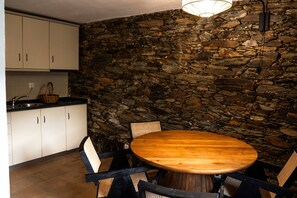 Dining - Chalet 'Casa Verde' with Shared Pool, Wi-Fi and Air Conditioning (São João da Pesqueira)