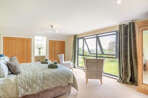 Bügeleisen/Bügelbrett, Reisekinderbett, kostenloses WLAN, Bettwäsche