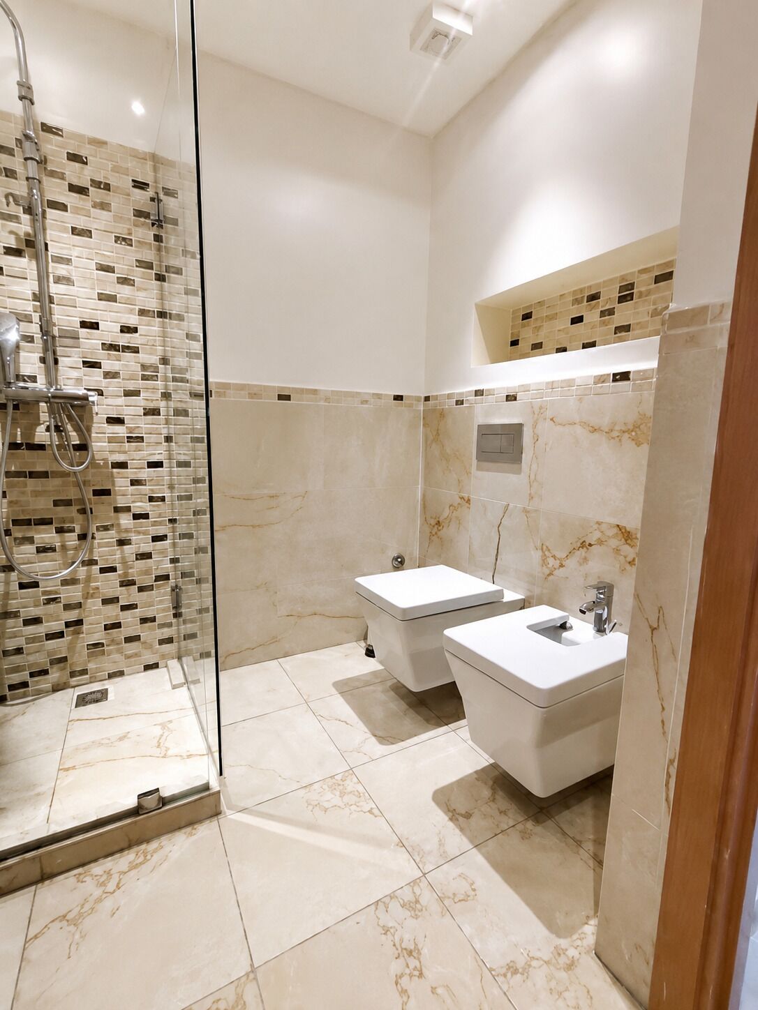 Regadera, secadora de cabello, bidet, toallas 