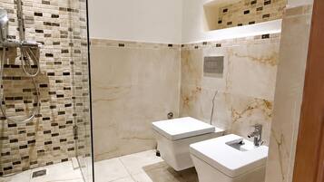Regadera, secadora de cabello, bidet, toallas
