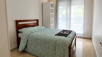 2 habitaciones, tabla de planchar con plancha, wifi y ropa de cama
