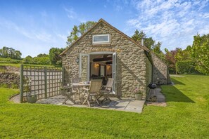 Outdoor dining - 2 Bed in Stretton Westwood (oc-c40243) (Harley)