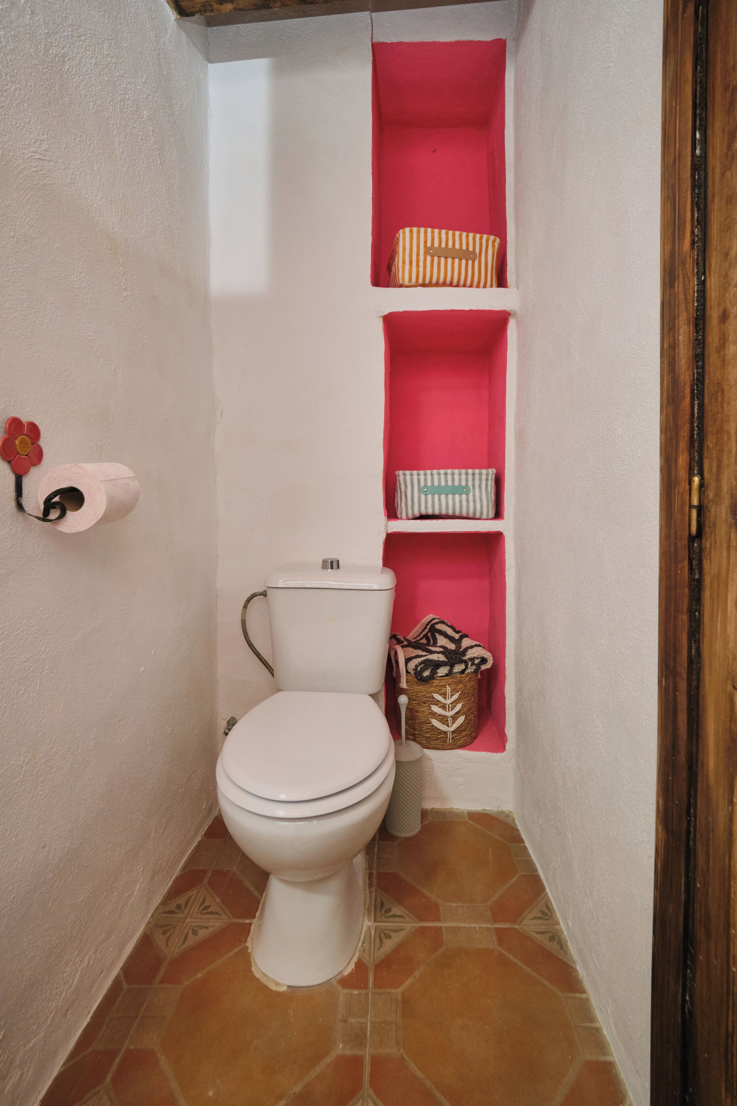 Douche, serviettes fournies, papier toilette
