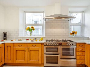 Oven, dishwasher, high chair, cookware/dishes/utensils - 8 Bed in Barmouth (oc-89784) (Barmouth)