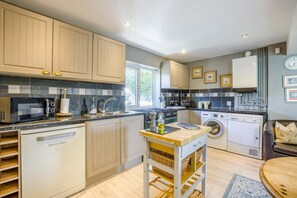 Microwave, oven, dishwasher, cookware/dishes/utensils - 1 Bed in Liddington (oc-p38230) (Liddington)