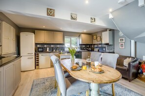 Microwave, oven, dishwasher, cookware/dishes/utensils - 1 Bed in Liddington (oc-p38230) (Liddington)