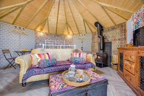 TV, fireplace - 1 Bed in Liddington (oc-p38231) (Liddington)