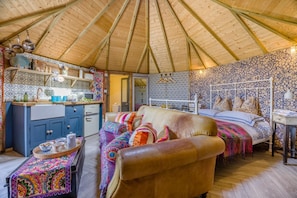 TV, fireplace - 1 Bed in Liddington (oc-p38231) (Liddington)