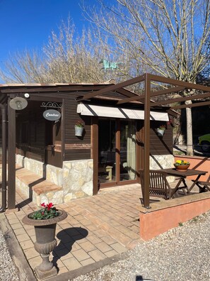 Outdoor dining - Holiday Home 'Casita De Las Cuadras' with Private Terrace, Wi-Fi and Air Conditioning (Solsona)