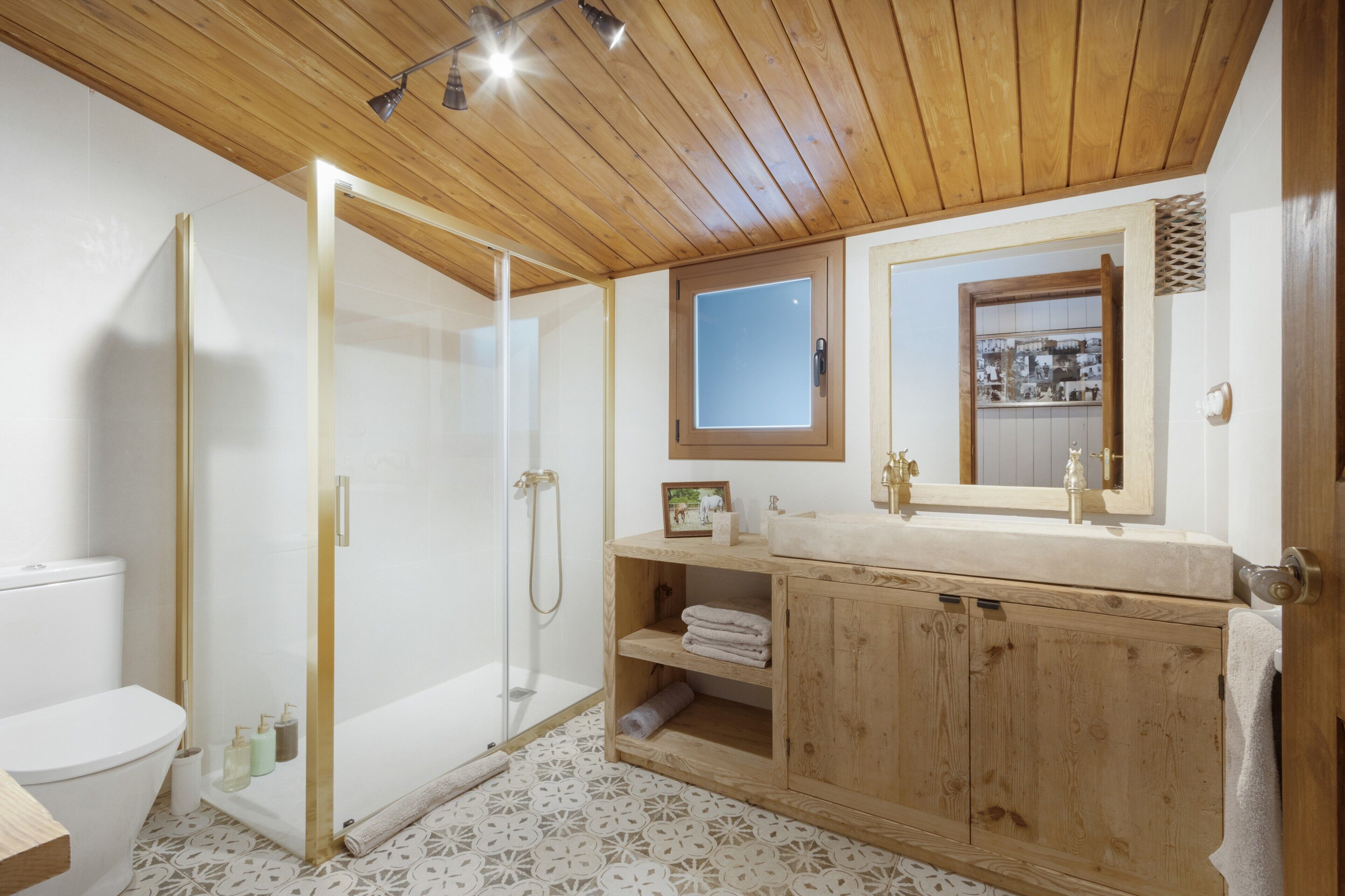 Een douche, een haardroger, handdoeken