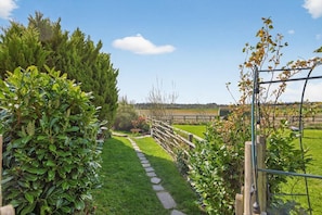 Property grounds - 1 Bed in Liddington (oc-p38232) (Liddington)