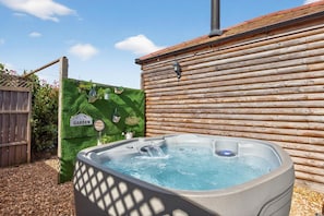 Outdoor spa tub - 1 Bed in Liddington (oc-p38232) (Liddington)