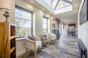 TV, fireplace - 4 Bed in Liddington (oc-p38233) (Liddington)