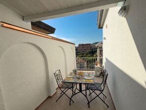 Outdoor dining - Vrbo Property (Lerici)