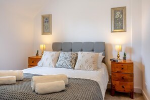 Travel cot, free WiFi, bed sheets - 3 Bed in Dingwall (oc-m39032) (Dingwall)