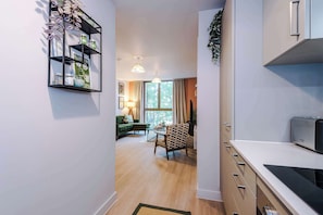 Coffee/tea maker, fridge, microwave, dishwasher - 2BR Apartment in Manchester - Free Parking - Sleeps 4 (Stretford)