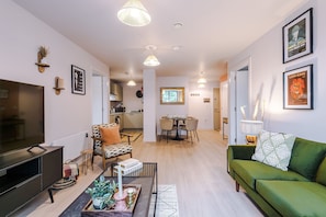 TV - 2BR Apartment in Manchester - Free Parking - Sleeps 4 (Stretford)