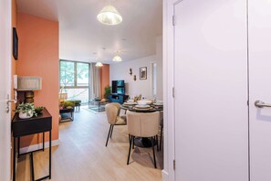 Dining - 2BR Apartment in Manchester - Free Parking - Sleeps 4 (Stretford)