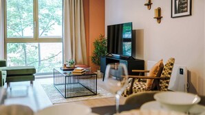Un soggiorno moderno con divano, tavolino e televisore.