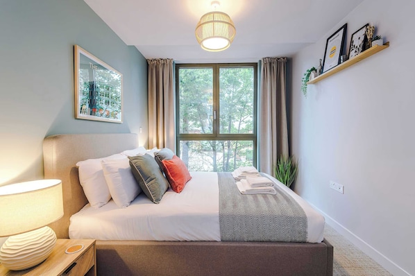 Travel cot, WiFi, bed sheets - 2BR Apartment in Manchester - Free Parking - Sleeps 4 (Stretford)