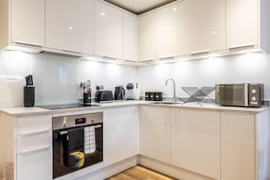 Wasserkocher mit Kaffee-/Teezubehör, Kühlschrank, Mikrowelle, Ofen