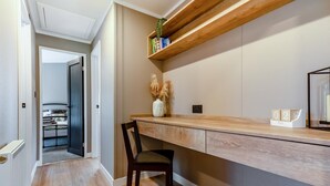 Eine moderne Küche mit Holztischplatte, einer eingebauten Ablage und einem Stuhl.
