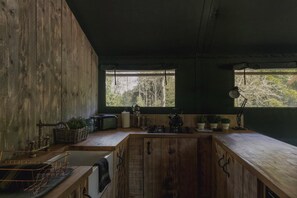 Mikrowelle, Geschirrspüler, Hochstuhl, Kochgeschirr/Geschirr/Besteck