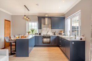 Microwave, oven, cookware/dishes/utensils - 1 Bed in Fearn (oc-w39499) (Fearn)