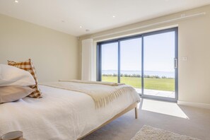 Iron/ironing board, travel cot, free WiFi, bed sheets - 5 Bed in Mynytho (oc-t39070) (Mynytho)