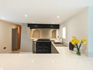 Microwave, oven, dishwasher, high chair - 5 Bed in Llandegla (oc-t40234) (Llandegla)