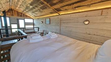 1 bedroom, bed sheets