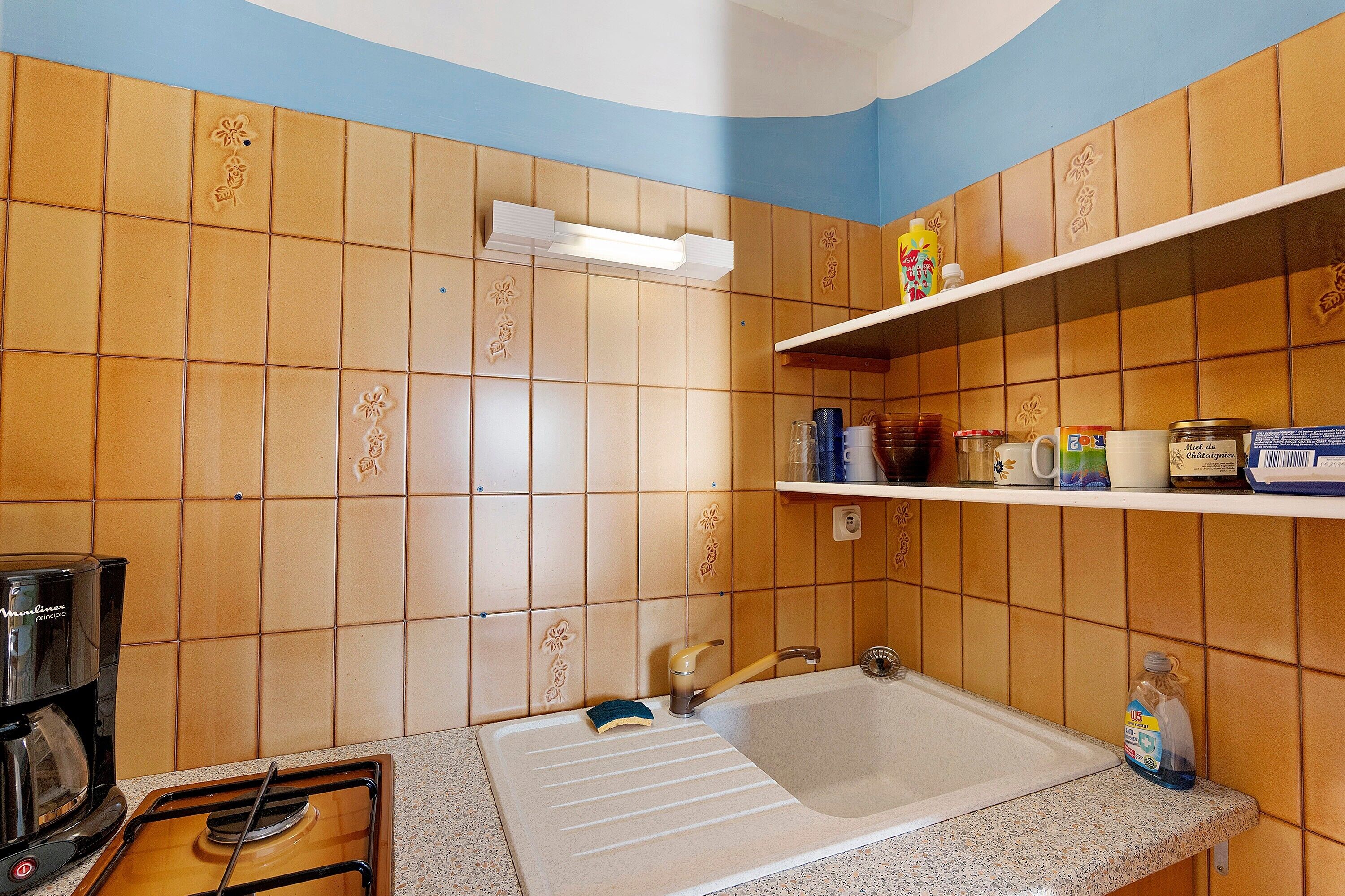 Coffee/tea maker, fridge, microwave
