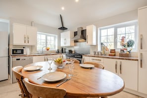 Microwave, oven, dishwasher, cookware/dishes/utensils - 2 Bed in North Reston (oc-p34777) (North Reston)