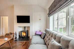 TV, fireplace - 2 Bed in North Reston (oc-p34777) (North Reston)