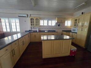 Private kitchen - Amazing 3-bedroom house with AC in charming Corriverton (corriverton)