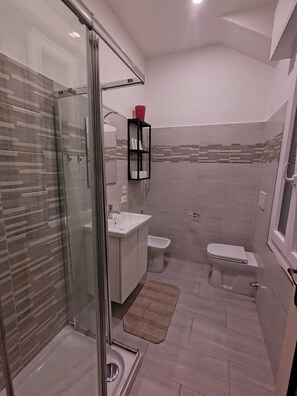 Bruser, hårtørrer, bidet, håndklæder