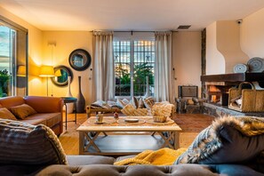 TV, fireplace - El Bancalito—A Farmhouse with a Pool for Groups (Los Montesinos)