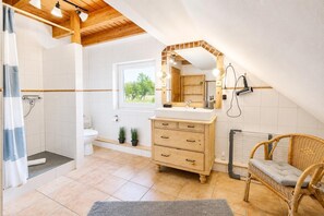 Bathroom - Ferienwohnung "Ostfreesenstuv" - Stilvolle Auszeit im Grünen von Ardorf (Wittmund)