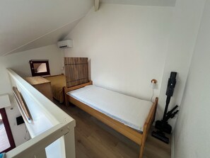 1 Schlafzimmer, Reisekinderbett, Bettwäsche